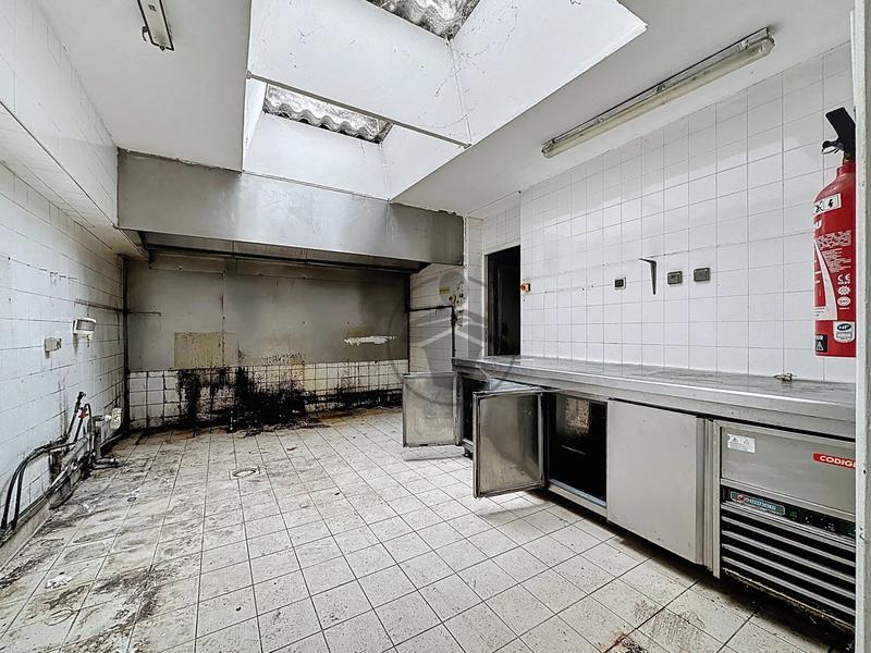 Magasins - 280 m² - 10 pièces