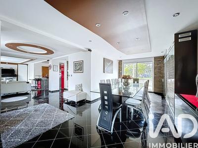 Maison - 205 m² - 6 pièces