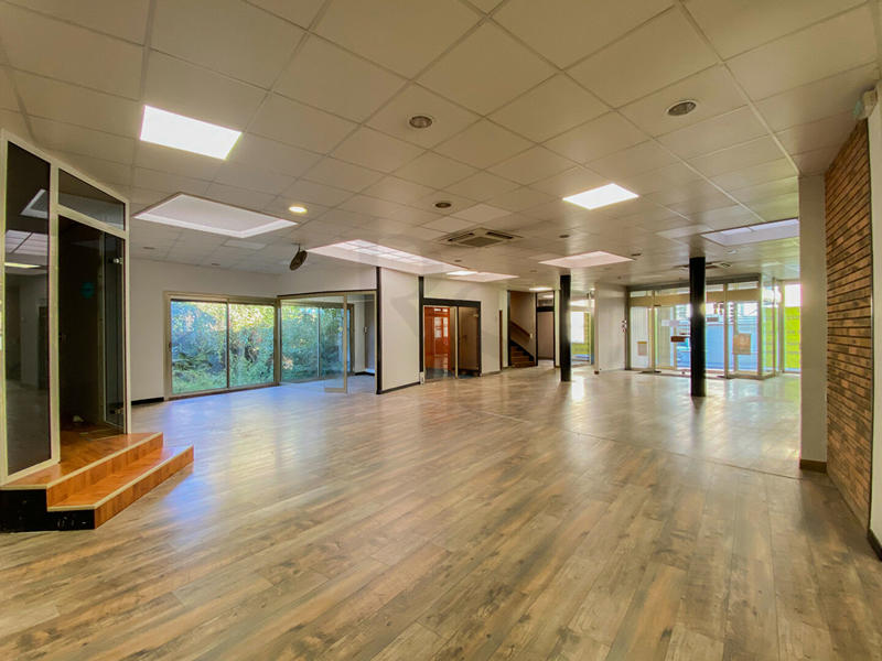 Local commercial - 735 m² - 10 pièces