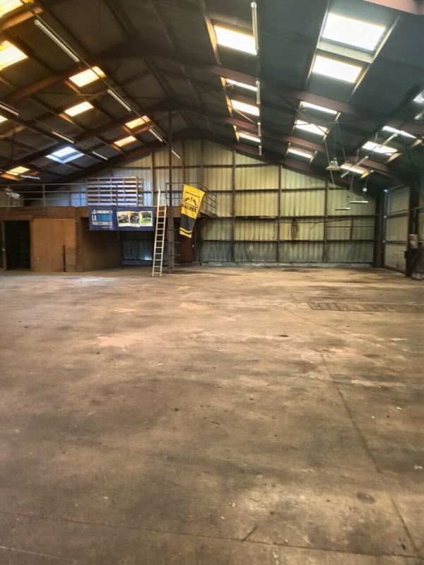 Local d'activité / Entrepôt - 1 350 m²