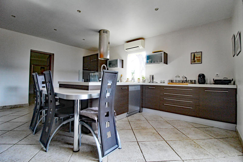 Maison - 325 m² - 9 pièces