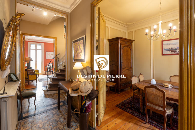 Maison - 240 m² - 8 pièces