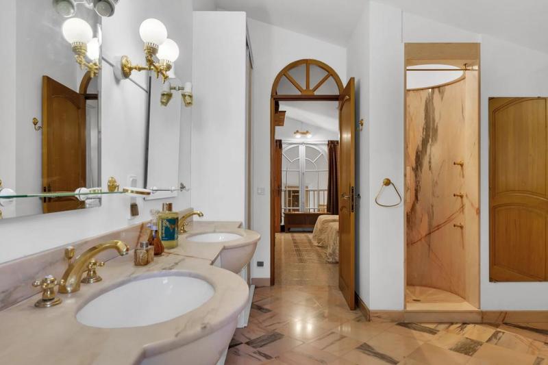 Maison - 342 m² - 9 pièces