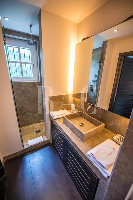 Propriété - 650 m² - 15 pièces