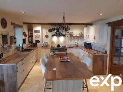 Maison traditionnelle - 232 m² - 8 pièces