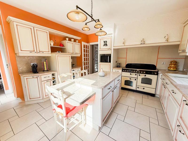 Maison - 220 m² - 12 pièces