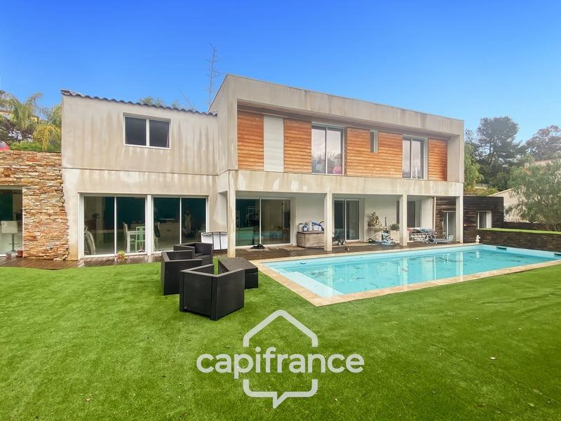 Maison - 220 m² - 8 pièces