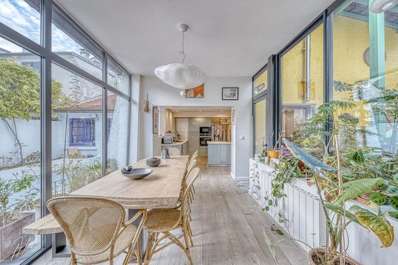 Maison - 230 m² - 9 pièces