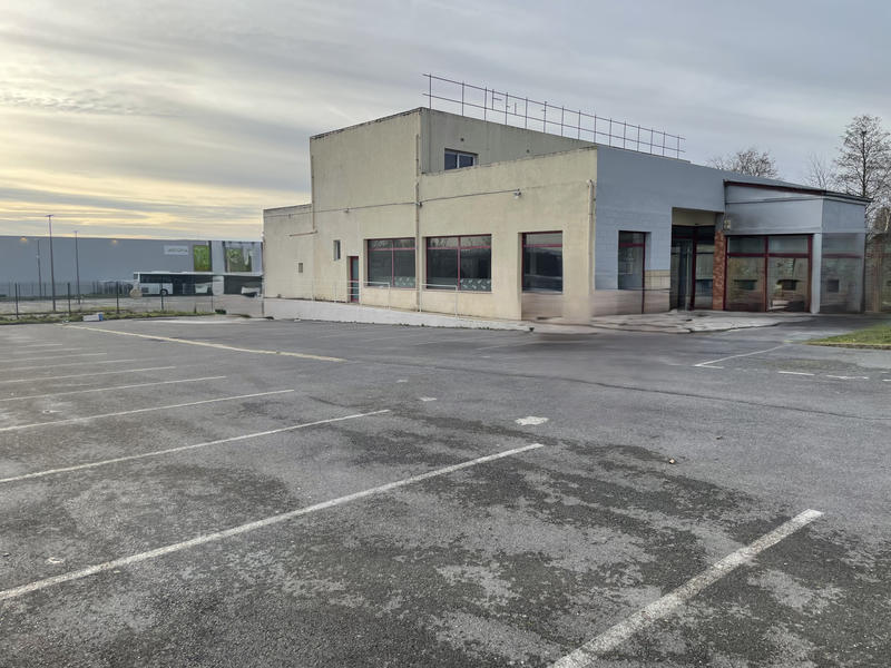 Local commercial - 744 m²