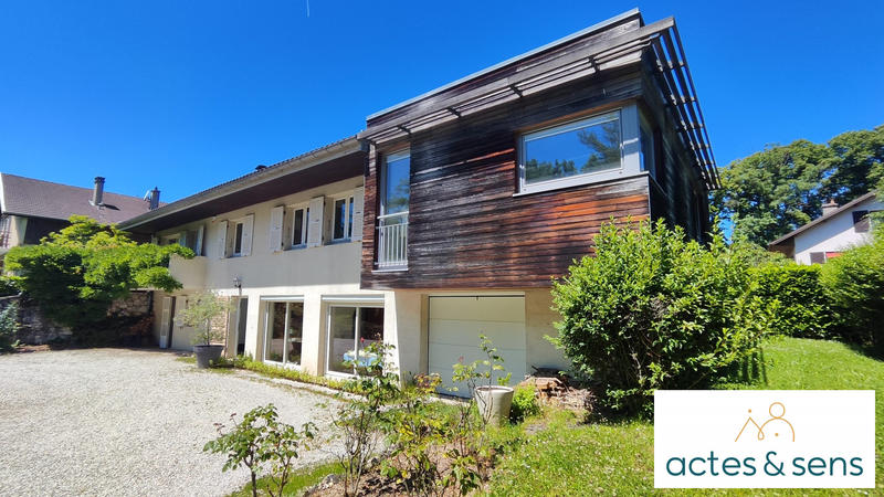 Maison - 215 m² - 10 pièces