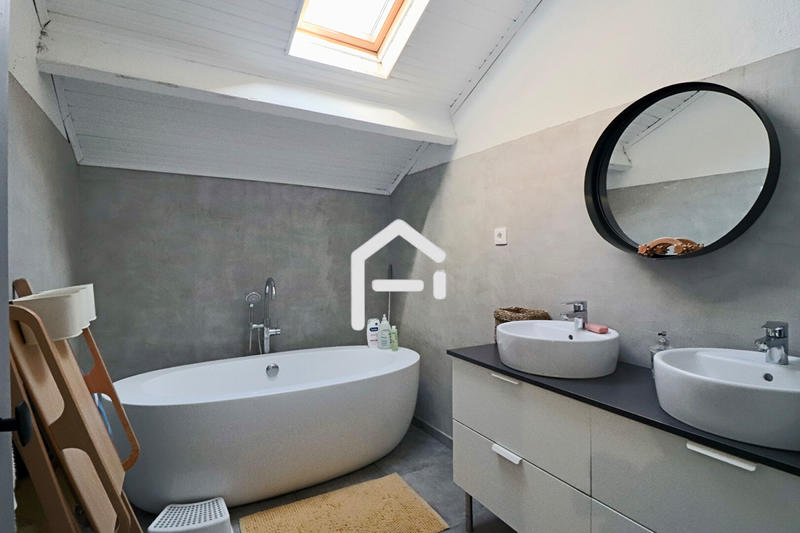 Maison - 259 m² - 8 pièces