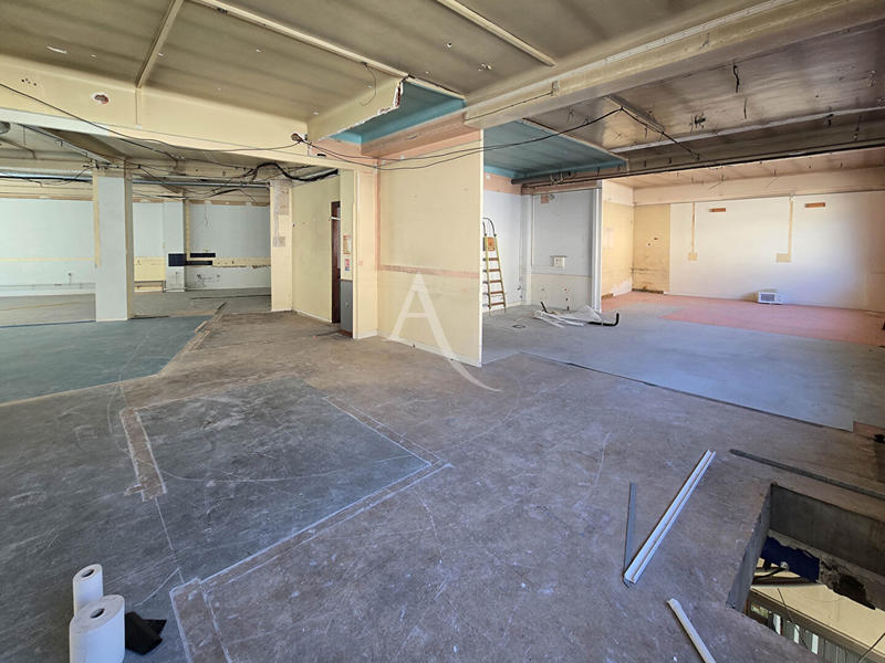Local commercial - 224 m² - 6 pièces