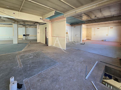 Local commercial - 224 m² - 6 pièces