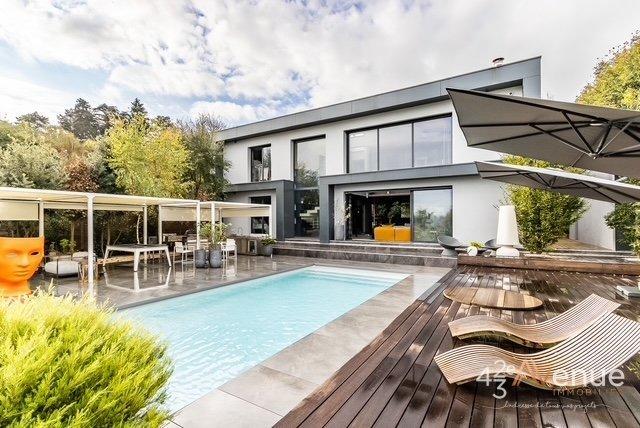 Maison - 250 m² - 8 pièces