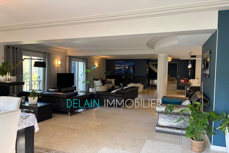 Maison - 275 m² - 8 pièces