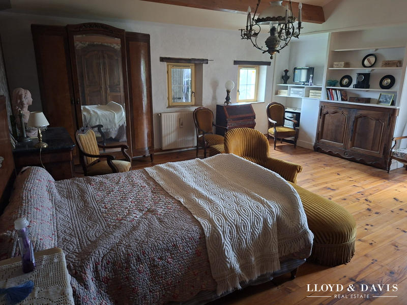 Maison - 201 m² - 9 pièces