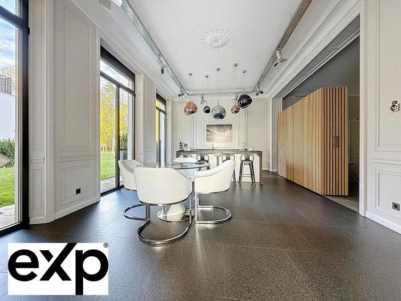 Propriété - 1 032 m² - 18 pièces