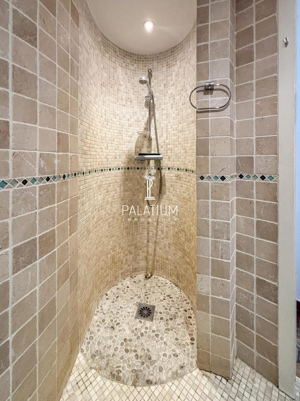 Appartement - 169 m² - 9 pièces