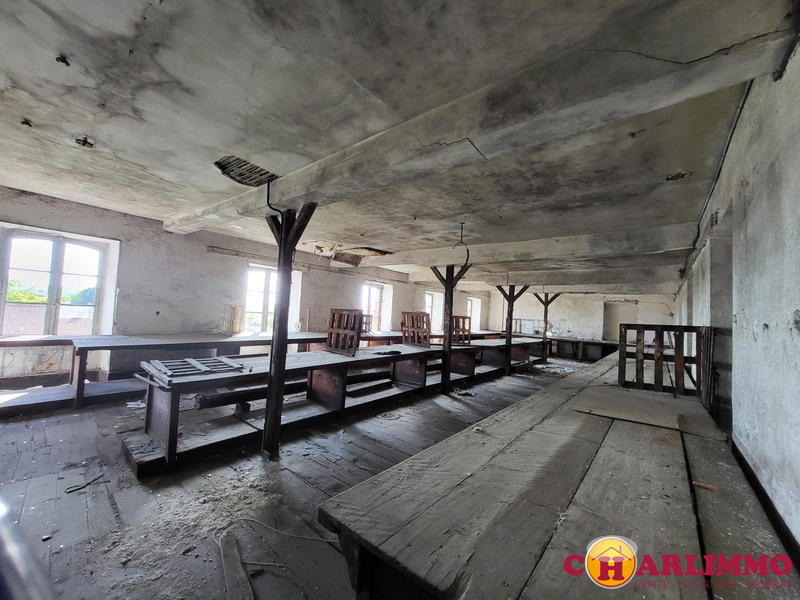 Entrepôt - 1 947 m² - 16 pièces