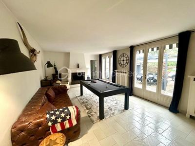 Demeure - 251 m² - 8 pièces