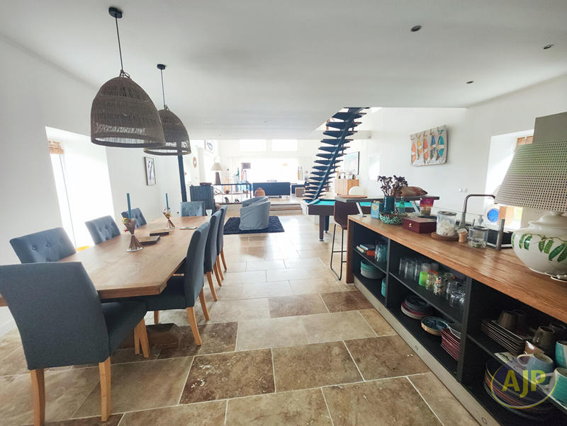 Maison - 263 m² - 8 pièces