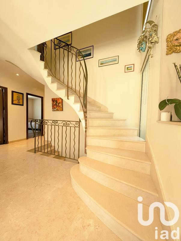 Maison - 300 m² - 12 pièces