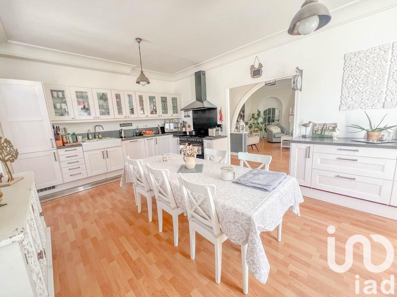 Maison - 220 m² - 8 pièces