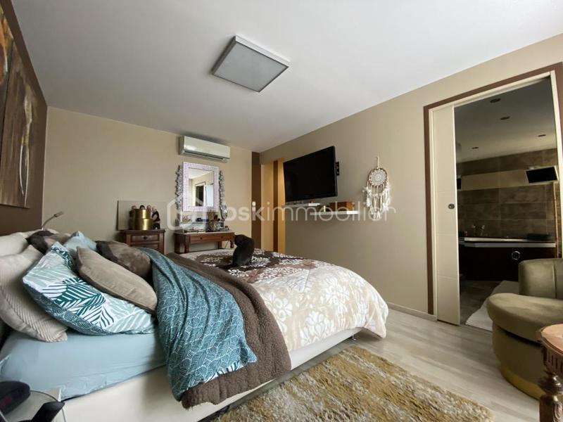 Maison traditionnelle - 260 m² - 8 pièces