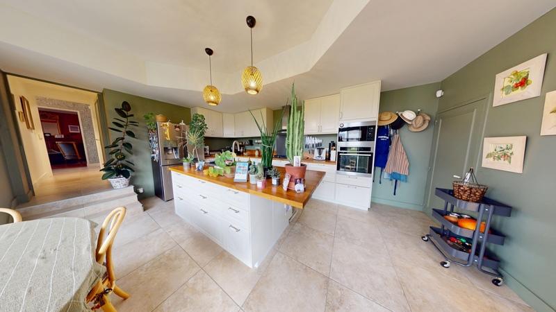 Maison - 230 m² - 6 pièces