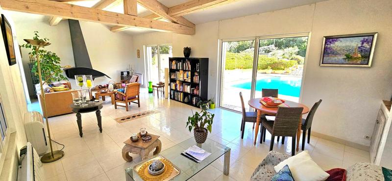 Maison - 242 m² - 7 pièces