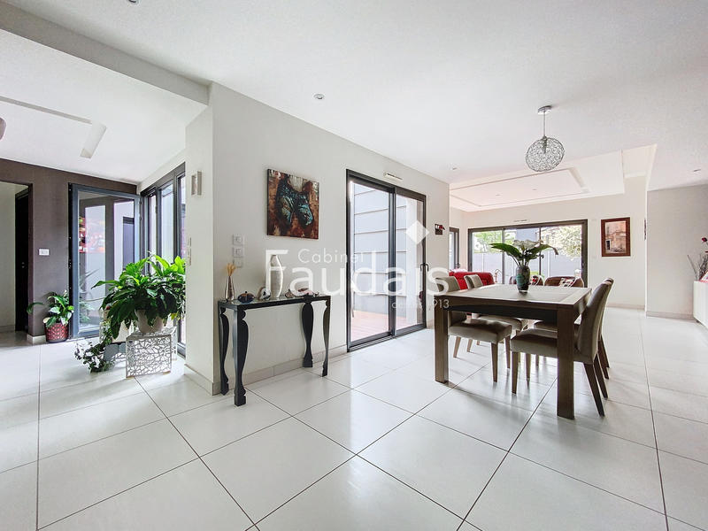 Maison - 224 m² - 8 pièces