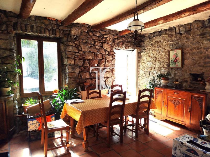 Maison en pierre - 207 m² - 6 pièces