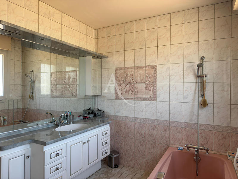 Maison - 200 m² - 8 pièces