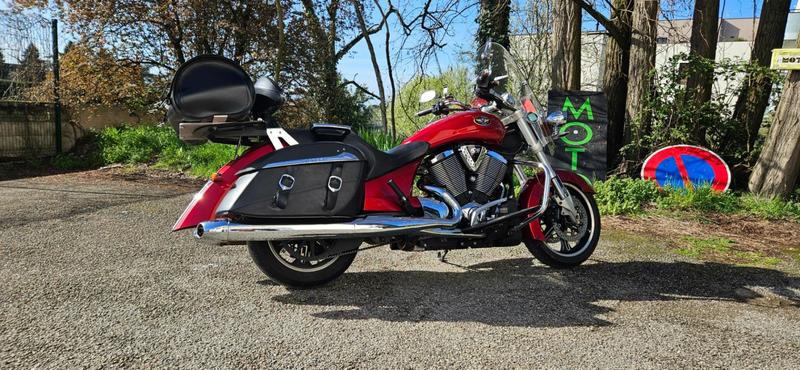 Victory Motorcycles Cross road 1737 victory Rouge