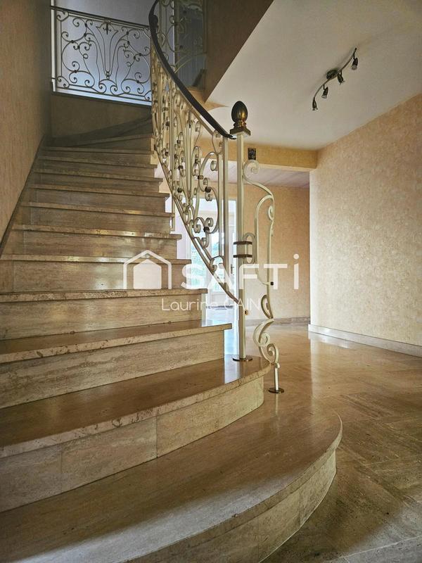 Maison - 257 m² - 10 pièces