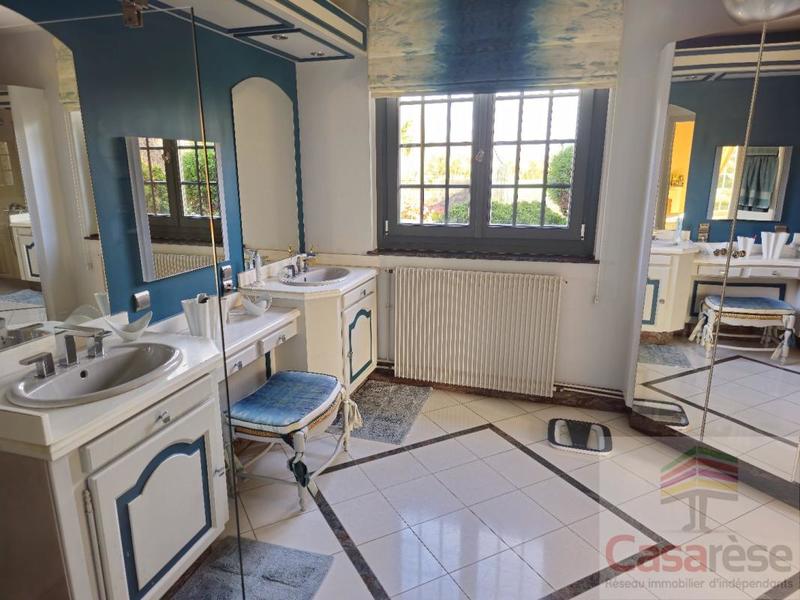 Propriété - 292 m² - 6 pièces