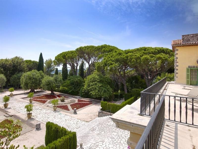 Maison - 2 850 m² - 30 pièces