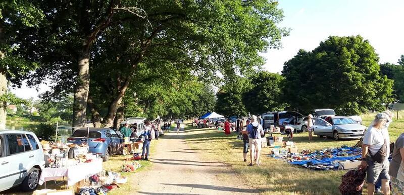 Vide grenier au bord de l'eau