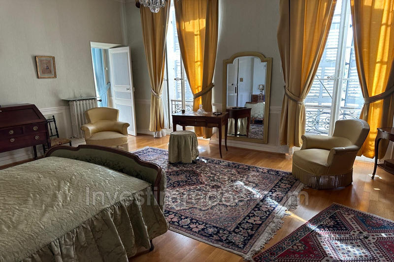 Maison - 335 m² - 15 pièces