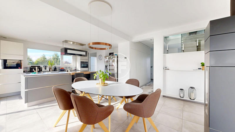 Maison - 222 m² - 7 pièces