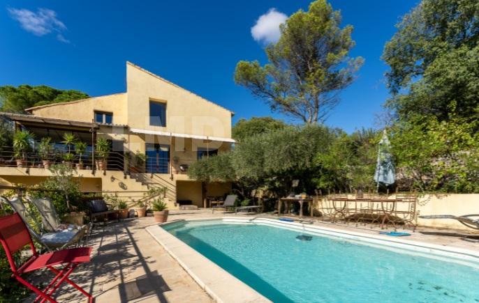 Maison - 230 m² - 7 pièces