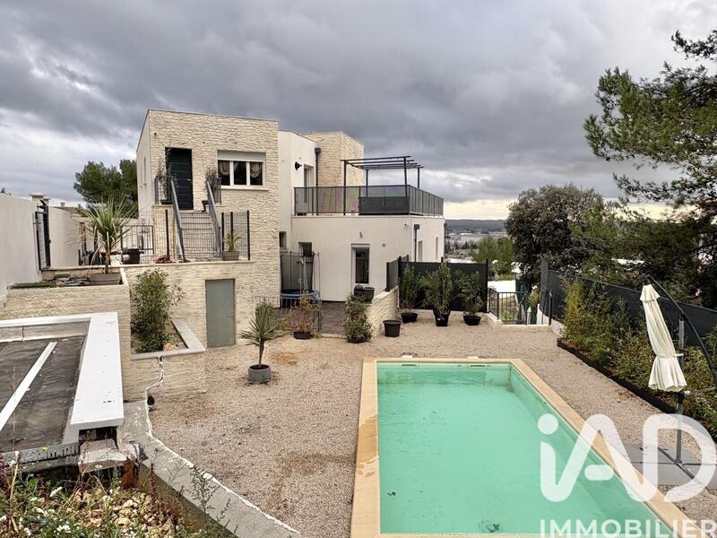 Maison - 280 m² - 10 pièces