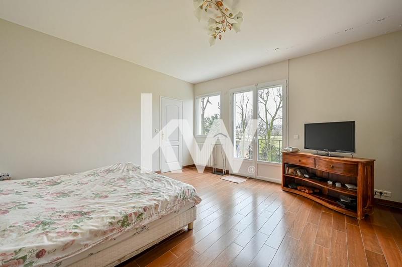 Maison - 230 m² - 8 pièces