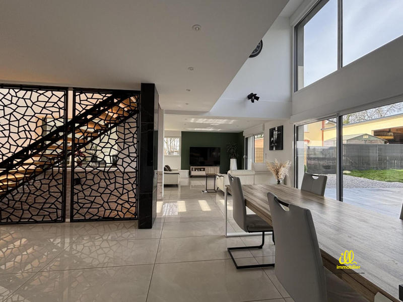 Maison - 245 m² - 6 pièces