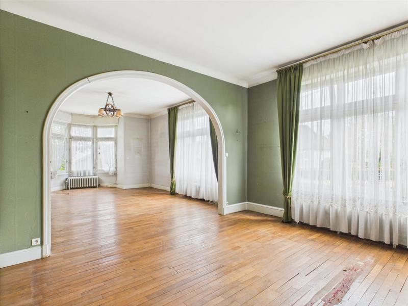 Maison - 220 m² - 9 pièces