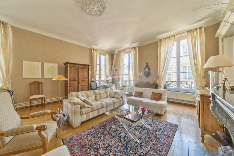 Appartement - 216 m² - 8 pièces