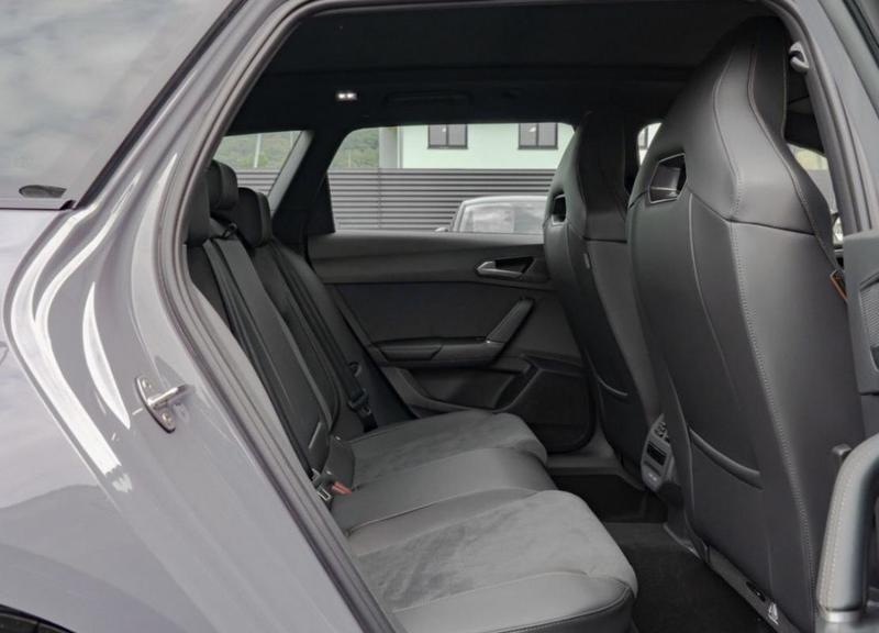 Cupra Leon Sportstourer Vz 272 Hybride Rechargeable Neuf / Toit Ouvrant Volant Supersport Sennheiser Regulateur de Distance Caméra Recul