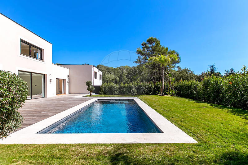 Maison - 280 m² - 8 pièces