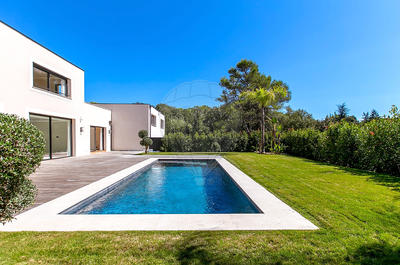 Maison - 280 m² - 8 pièces