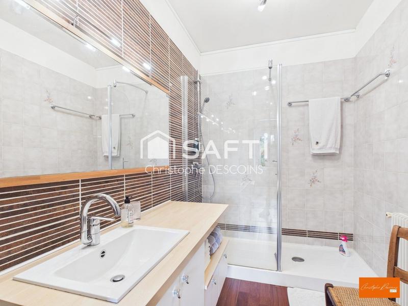 Maison - 220 m² - 8 pièces